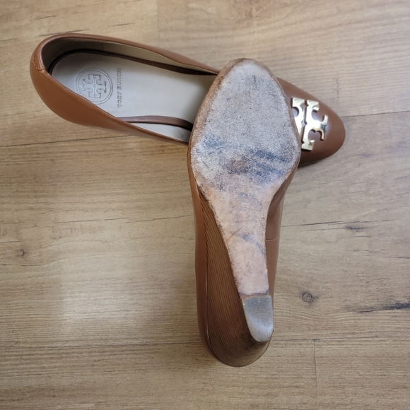 Tory Burch Brown Leather Raleigh Medallion Gold Wedge Heels - Picture 11 of 11